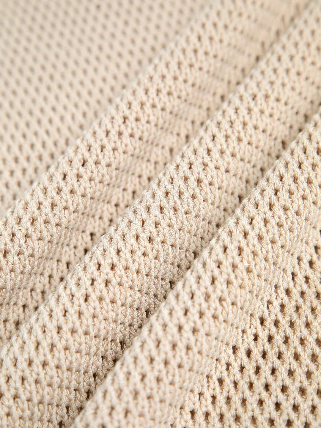 "Sleeveless knit top in breathable fabric, perfect for warm weather. Classic design with a relaxed fit, ideal for layering."