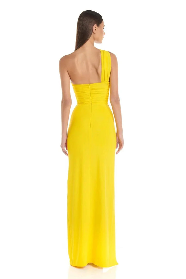 Yellow one-shoulder dress with a side cut-out in a soft and flowy fabric, perfect for a summery and chic look.