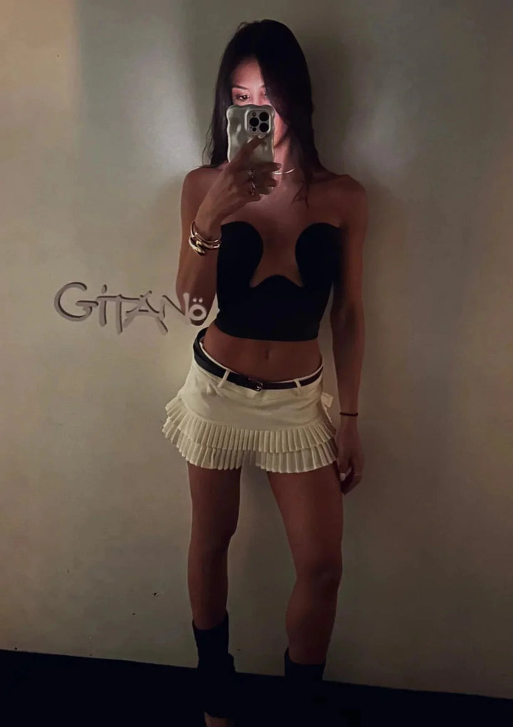 Women’s strapless bustier in a snug fit with wavy trim, ideal for layering or standalone wear. Features a soft and stretchy…