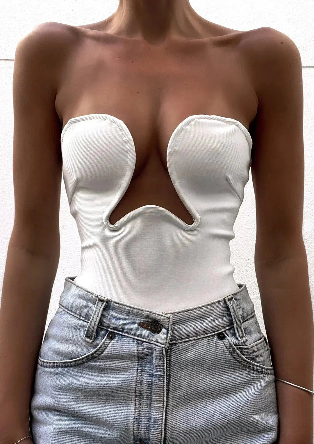 Strapless bustier for women with wavy trim, made from soft fabric for a snug fit.