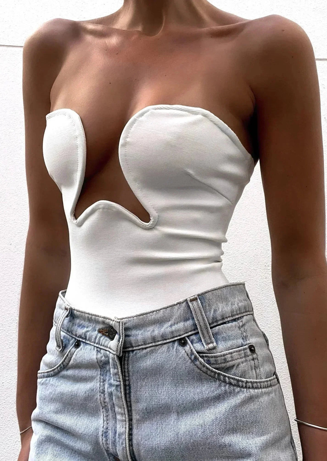 Strapless bustier in White with wavy trim, made of form-fitting and comfortable fabric, designed for a snug fit and stylish…